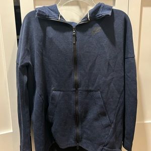 Nike navy blue zip up hoodie w/ front pockets.